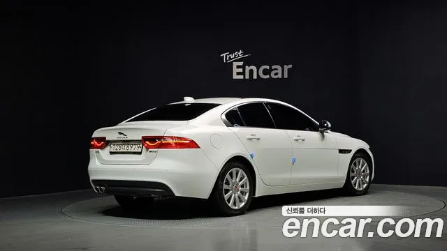 Jaguar XE 2018 — фото 2