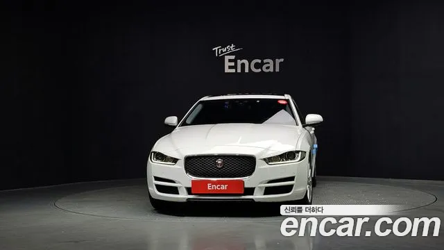 Jaguar XE 2018 — фото 3