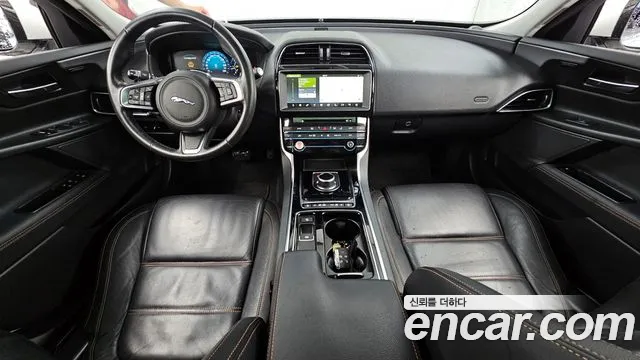Jaguar XE 2018 — фото 10