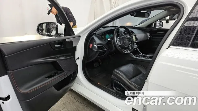 Jaguar XE 2018 — фото 13