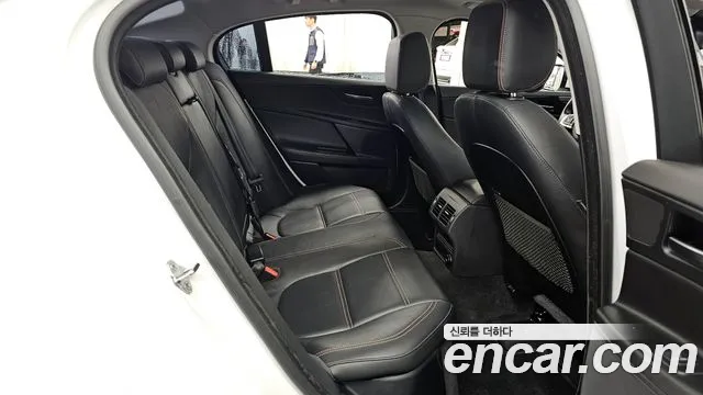 Jaguar XE 2018 — фото 18