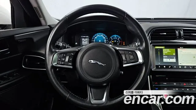 Jaguar XE 2018 — фото 19