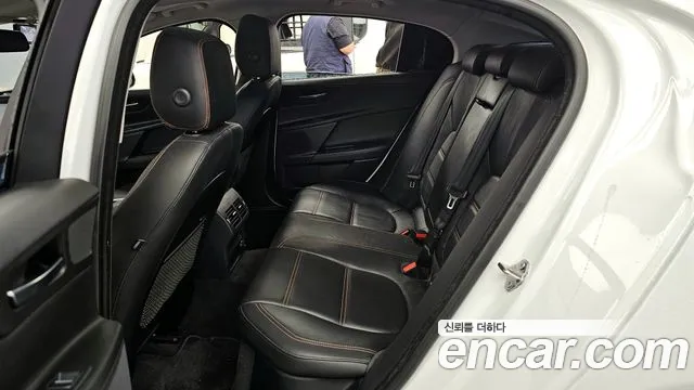 Jaguar XE 2018 — фото 16