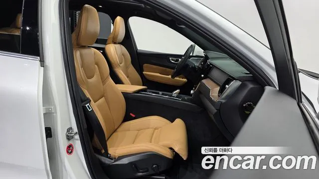 Volvo XC60 2022 — фото 11
