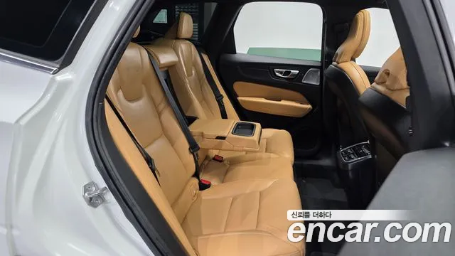 Volvo XC60 2022 — фото 12