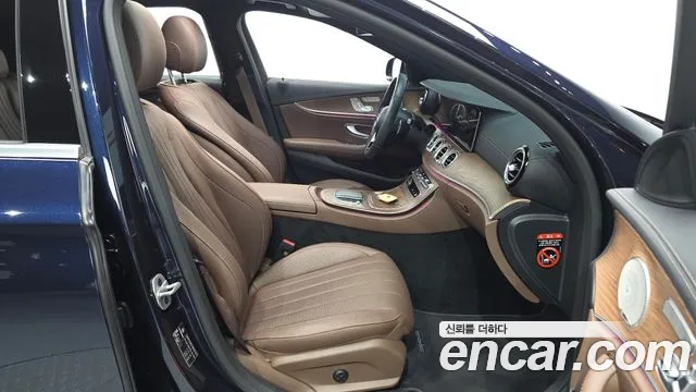 Mercedes-Benz E-Class 2023 — фото 13