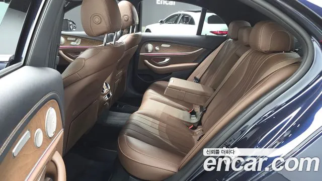 Mercedes-Benz E-Class 2023 — фото 18
