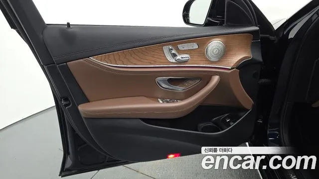 Mercedes-Benz E-Class 2023 — фото 14