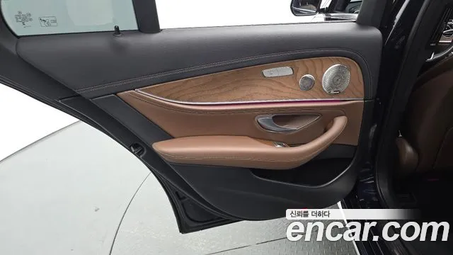 Mercedes-Benz E-Class 2023 — фото 15
