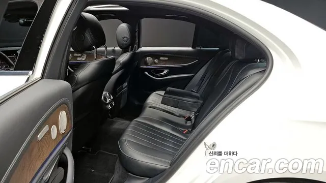 Mercedes-Benz E-Class 2022 — фото 16