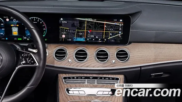Mercedes-Benz E-Class 2022 — фото 18