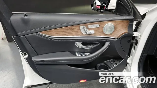 Mercedes-Benz E-Class 2022 — фото 13