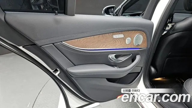 Mercedes-Benz E-Class 2022 — фото 14