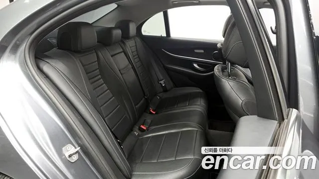 Mercedes-Benz E-Class 2017 — фото 11