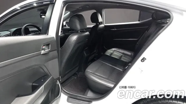 Hyundai AVANTE 2018 — фото 12