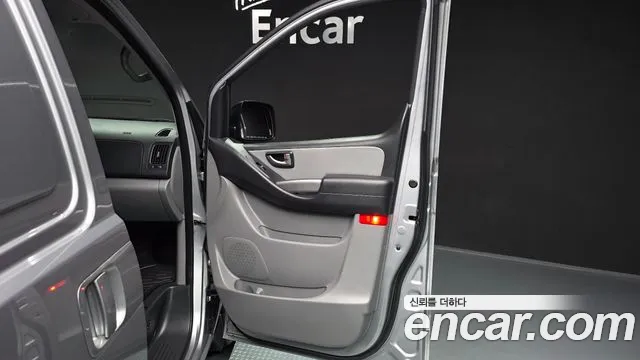 Hyundai Starex 2019 — фото 15