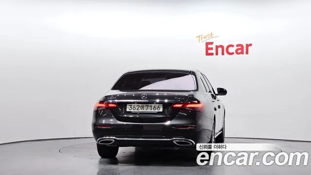 Mercedes-Benz E-Class 2022 — фото 4