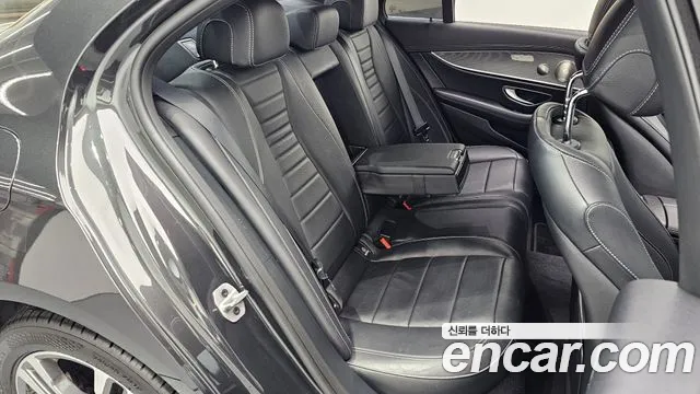 Mercedes-Benz E-Class 2022 — фото 17