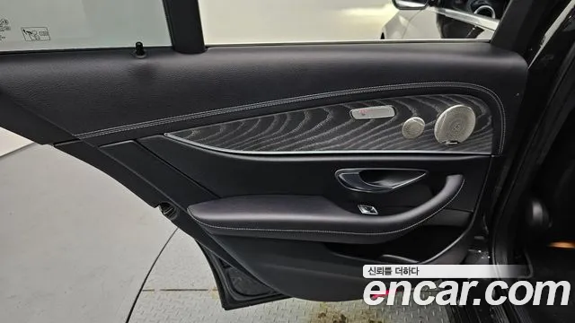 Mercedes-Benz E-Class 2022 — фото 15
