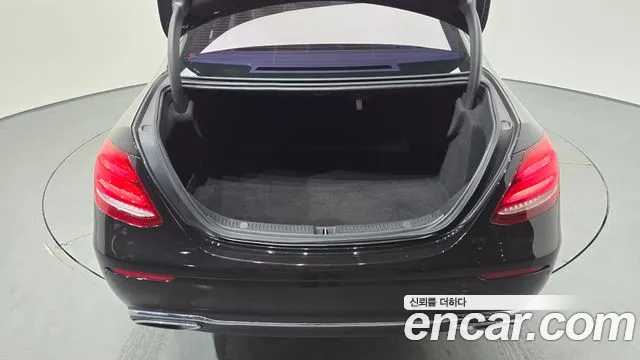Mercedes-Benz E-Class 2017 — фото 16