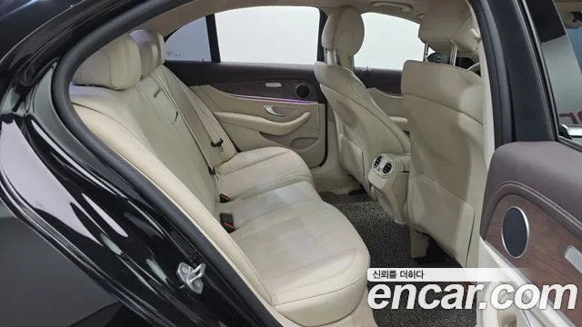 Mercedes-Benz E-Class 2017 — фото 18