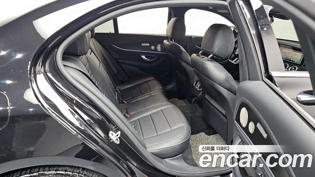 Mercedes-Benz E-Class 2023 — фото 17