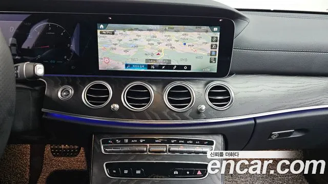 Mercedes-Benz E-Class 2023 — фото 18