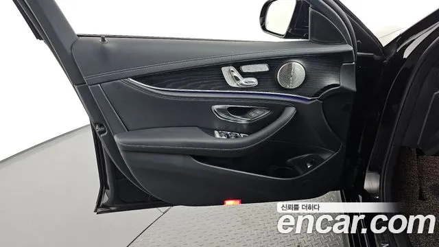 Mercedes-Benz E-Class 2023 — фото 14