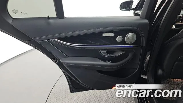 Mercedes-Benz E-Class 2023 — фото 15