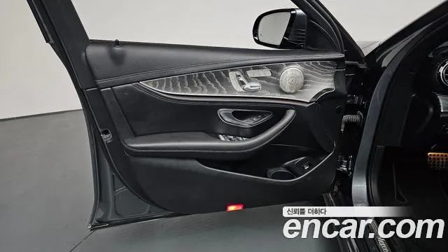 Mercedes-Benz E-Class 2022 — фото 13