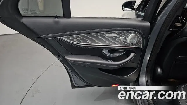 Mercedes-Benz E-Class 2022 — фото 14