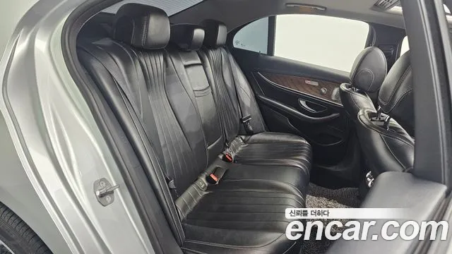 Mercedes-Benz E-Class 2018 — фото 16