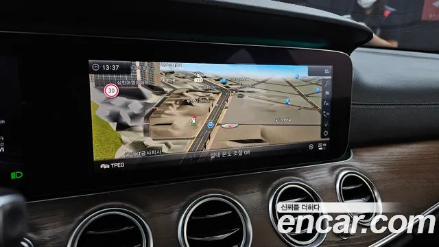 Mercedes-Benz E-Class 2018 — фото 19