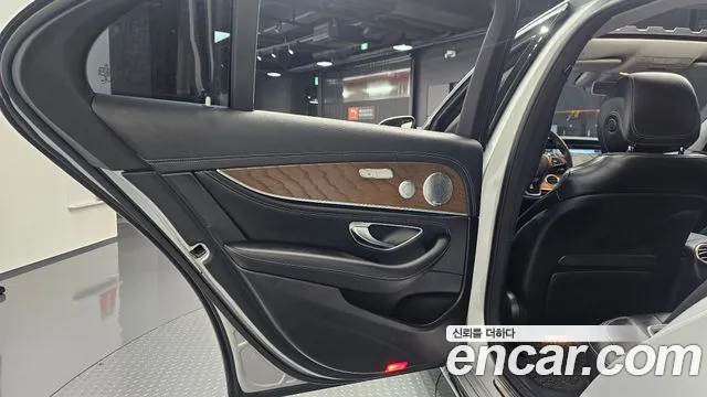 Mercedes-Benz E-Class 2018 — фото 14