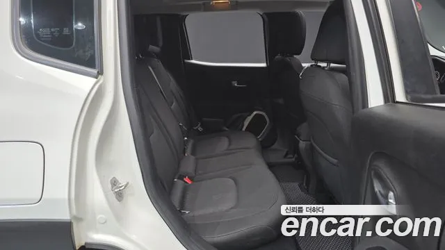 Jeep Renegade 2016 — фото 11