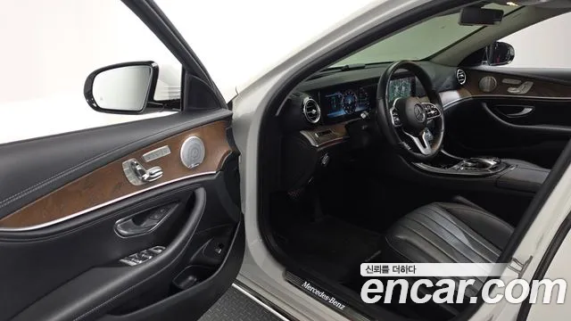 Mercedes-Benz E-Class 2019 — фото 12