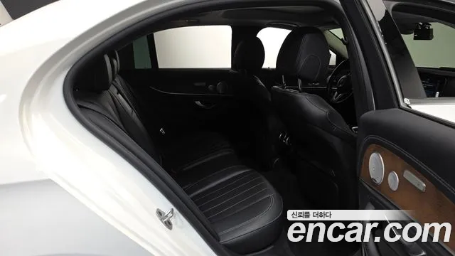 Mercedes-Benz E-Class 2019 — фото 16