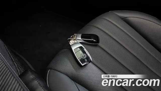 Mercedes-Benz E-Class 2019 — фото 20