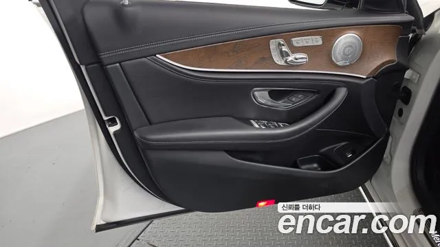 Mercedes-Benz E-Class 2019 — фото 13