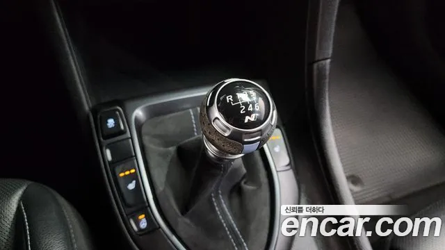 Hyundai Veloster 2019 — фото 12
