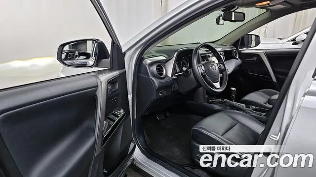 Toyota RAV4 2016 — фото 10