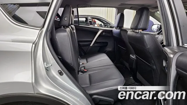 Toyota RAV4 2016 — фото 12