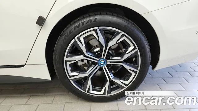 BMW i4 2022 — фото 6