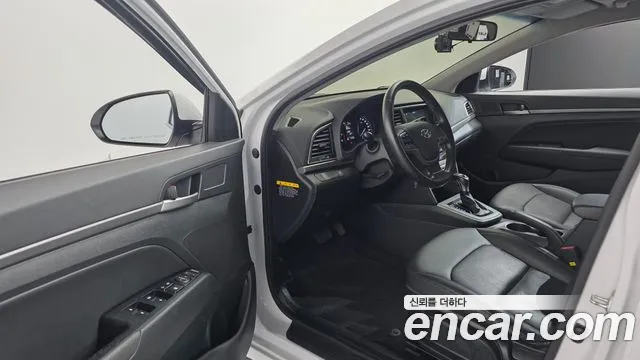 Hyundai AVANTE 2017 — фото 10