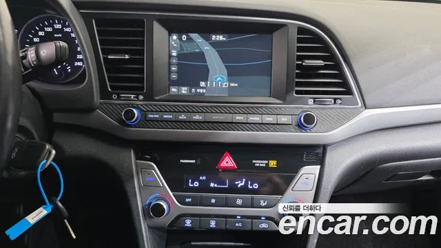 Hyundai AVANTE 2017 — фото 14