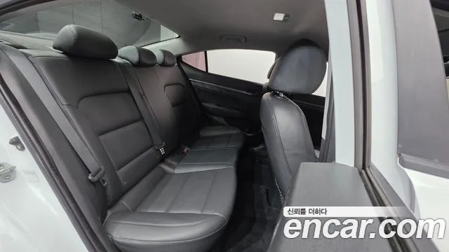 Hyundai AVANTE 2017 — фото 19