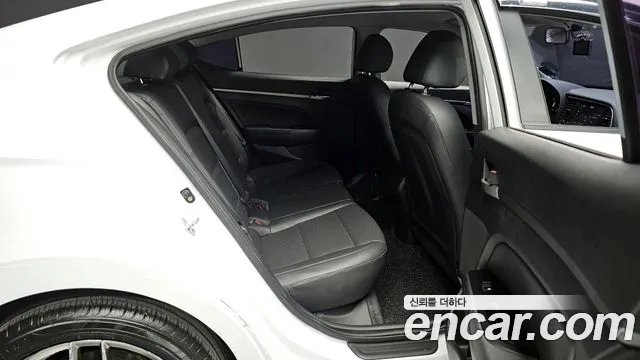 Hyundai AVANTE 2018 — фото 12