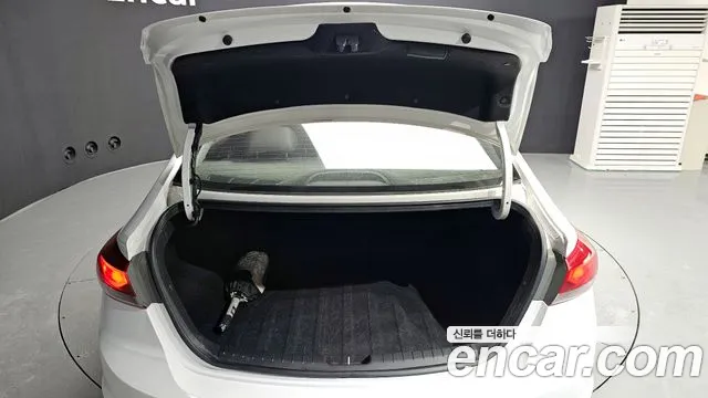 Hyundai AVANTE 2018 — фото 20