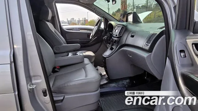 Hyundai Starex 2017 — фото 10
