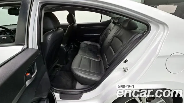 Hyundai AVANTE 2018 — фото 11
